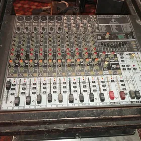 Behringer 1832 pult
