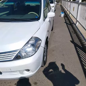 Nissan Tiida 2005