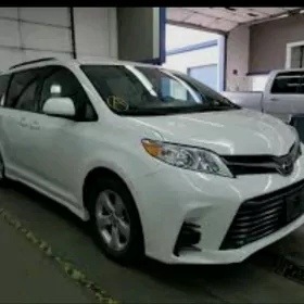 Toyota Sienna 2019