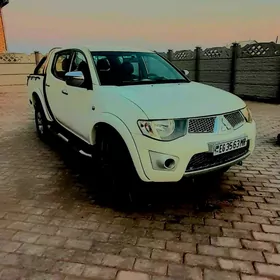 Mitsubishi L200 2011