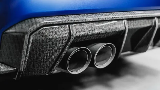 BMW karbondan ýüz öwrüp, ulaglarynda zygyr süýümini ulanyp başlady