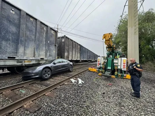 Pensilwaniýada Tesla-nyň awtopiloty elektromobili demirýol relsleriniň üstüne sürdi