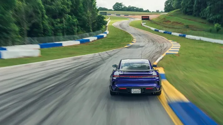 Porsche Taycan Turbo GT ýaryş ýollarynda köpçülikleýin elektromobilleriň rekordyny täzeledi