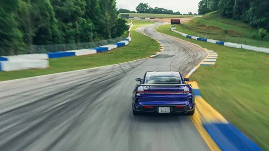 Porsche Taycan Turbo GT ýaryş ýollarynda köpçülikleýin elektromobilleriň rekordyny täzeledi