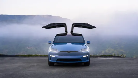 Новая Tesla Model X 2026 получила улучшения в дизайне, больше комфорта и запас хода