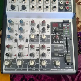 Pult Behringer