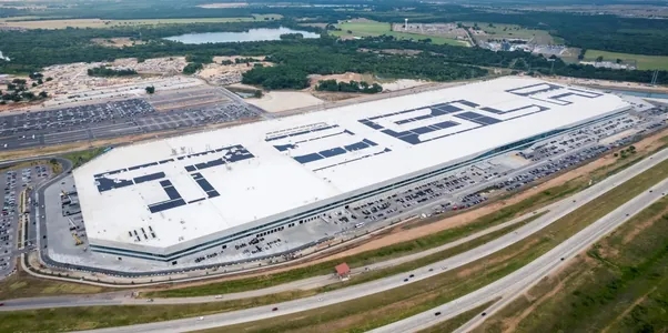 Tesla elektrokar önümçiligini togtadar: satylmadyk ulaglary ýerleşdirmäge ýer galmady