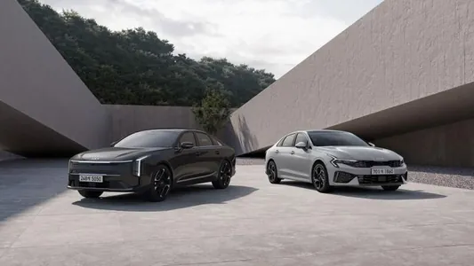 Kia 2026-njy ýylyň täzelenen K5 we K8 sedanlaryny tanyşdyrdy