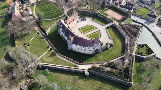 Parižiň golaýyndaky orta asyra degişli gala 1,59 million ýewro satylýar