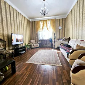 Сталинка, 2 эт, 3 ком, 90м²