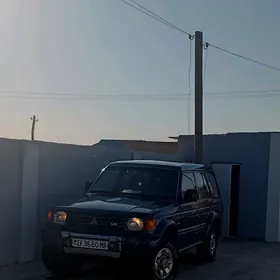 Mitsubishi Montero 1995