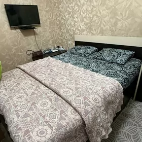 Кровать и 2 тумбы