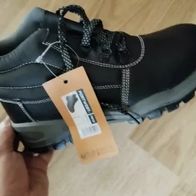 Safety boots