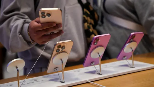 Çeýe bolup bilmek: Apple eplenýän iPhone üçin displeýleri Samsung-dan alar
