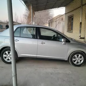 Nissan Versa 2011