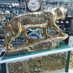 Золотая статуя тигра