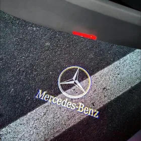 Gapy chyra Mercedes logo