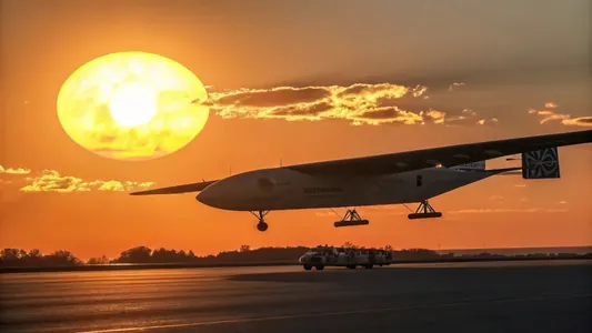 Gün energiýasy bilen işleýän dünýäde ilkinji dron ýere gonmazdan bir aýlap asmanda galyp bilýär