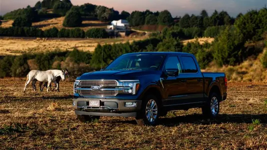 Ford Meksikada owkalama funksiýaly oturgyçlary we V6 hereketlendirijisi bolan Lobo King Ranch pikapyny görkezdi