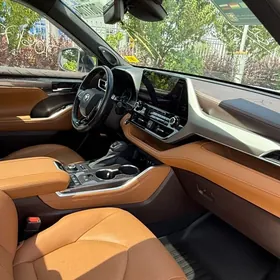 Toyota Highlander 2021