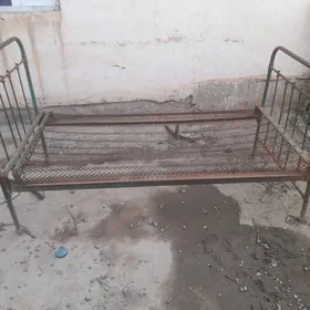 кровать железная