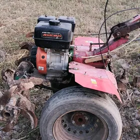 Traktor yer suryan