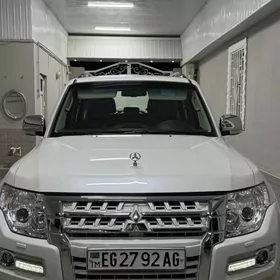 Mitsubishi Pajero 2015
