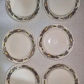 тарелки, кружки, стаканы,