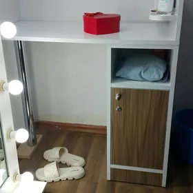 ...Manikýur stoly..