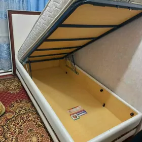 Кровать