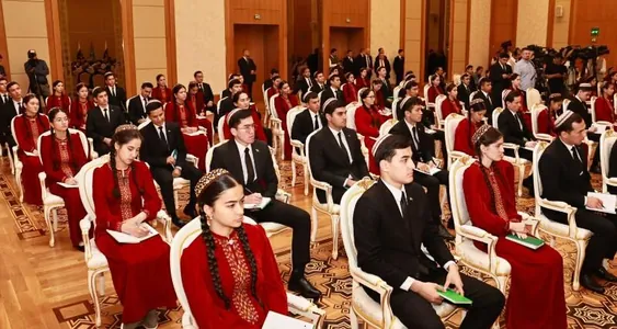 RF-niň daşary işler ministri Lawrow ýaş türkmen diplomatlarynyň öňünde çykyş etdi