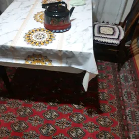 Кухонный  стол  2  табуретки