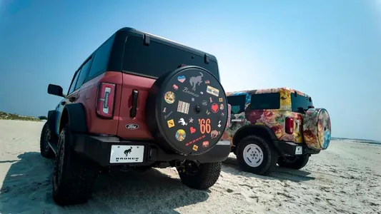 Ford aýal-gyzlaryň moda brendi bolan Alice + Olivia-nyň äheňinde Bronco hödürledi