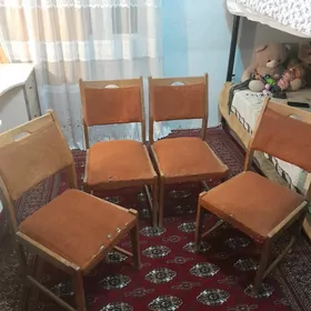 Стулья.