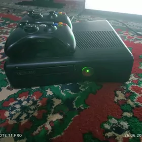 XBOX 360S 4GB