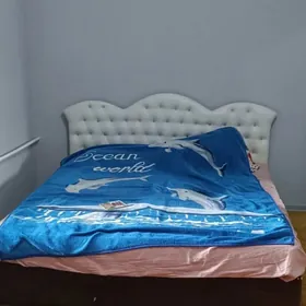 Кровать