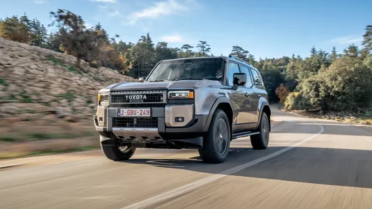 Toyota Land Cruiser Prado-nyň täze gibrid wersiýasyny çykardy: hem tokda, hem dizelde