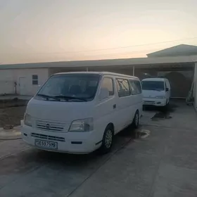 Nissan Urvan 2003