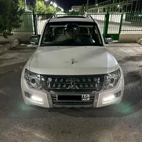 Mitsubishi Pajero 2015