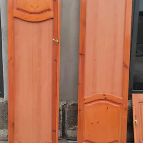 Gapylar, Мебели двери