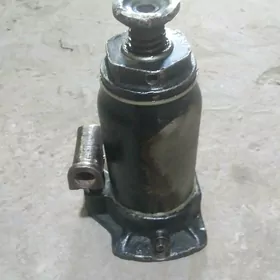 домкрат
