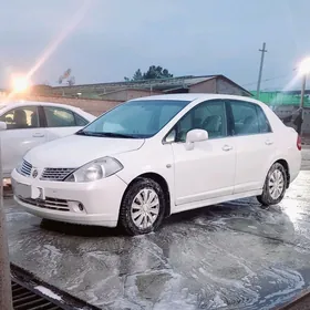 Nissan Tiida 2005