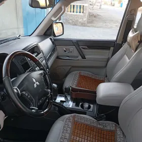 Mitsubishi Pajero 2012