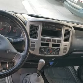 Nissan Urvan 2010