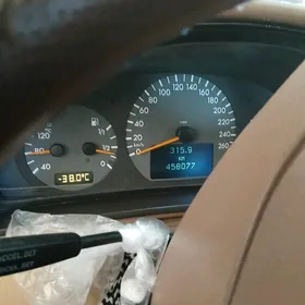 Mercedes-Benz E320 2001