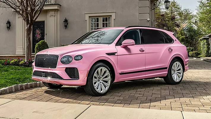 Gülgüne kaşaňlyk: Bentley Bentayga krossoweri Barbiniň äheňinde taýýarlanyldy