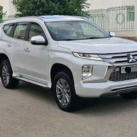 Mitsubishi Pajero 2020
