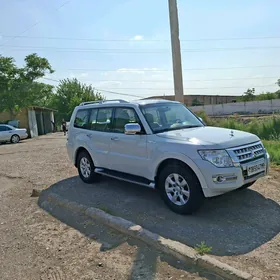 Mitsubishi Pajero 2015