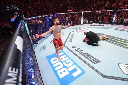 Topuriýa birinji raundda Oliweýrany nokauta gidirip, ýeňil agramda UFC-niň çempiony boldy
