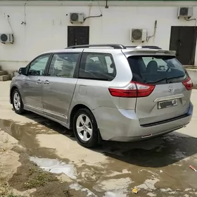 Toyota Sienna 2018